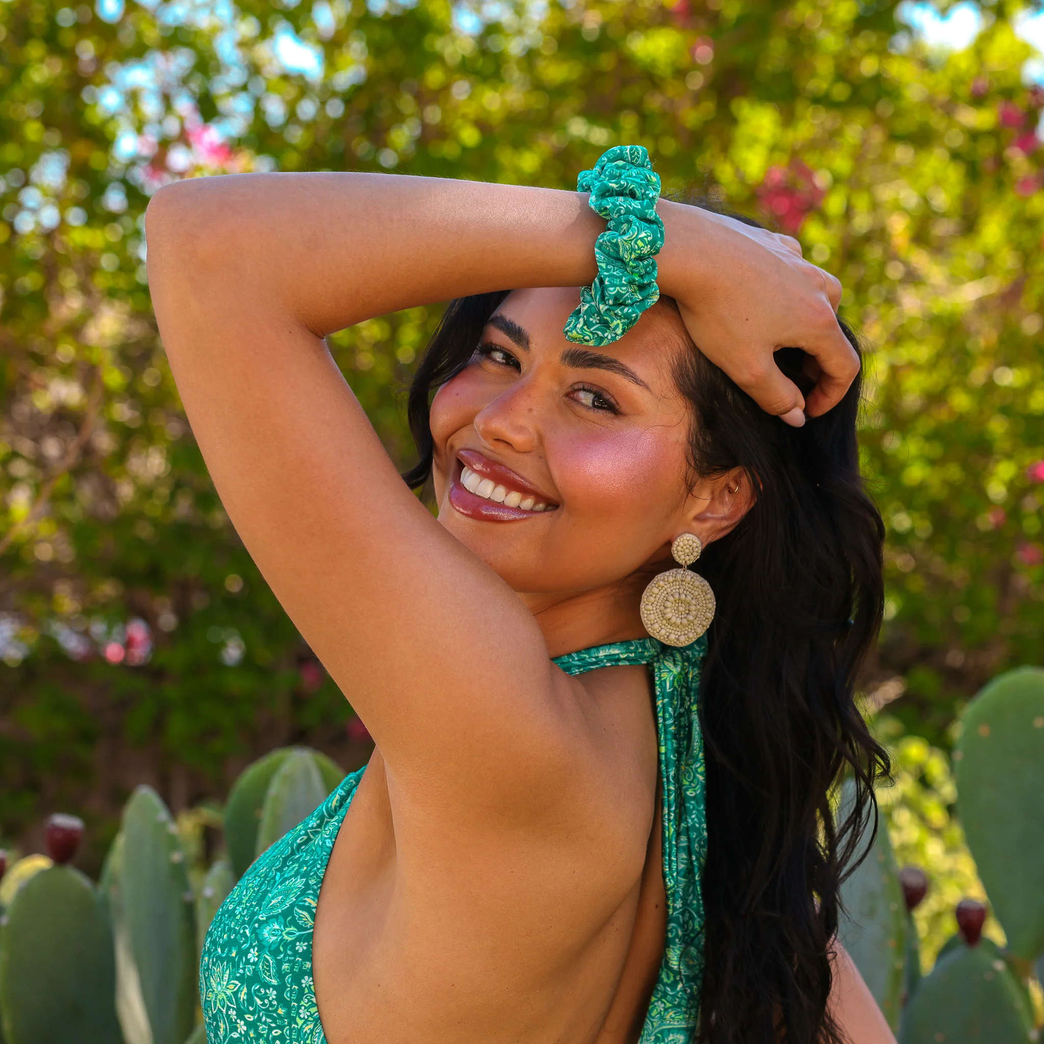 1575-scrunchie-emerald-aura-3.webp Scrunchie - Emerald Aura