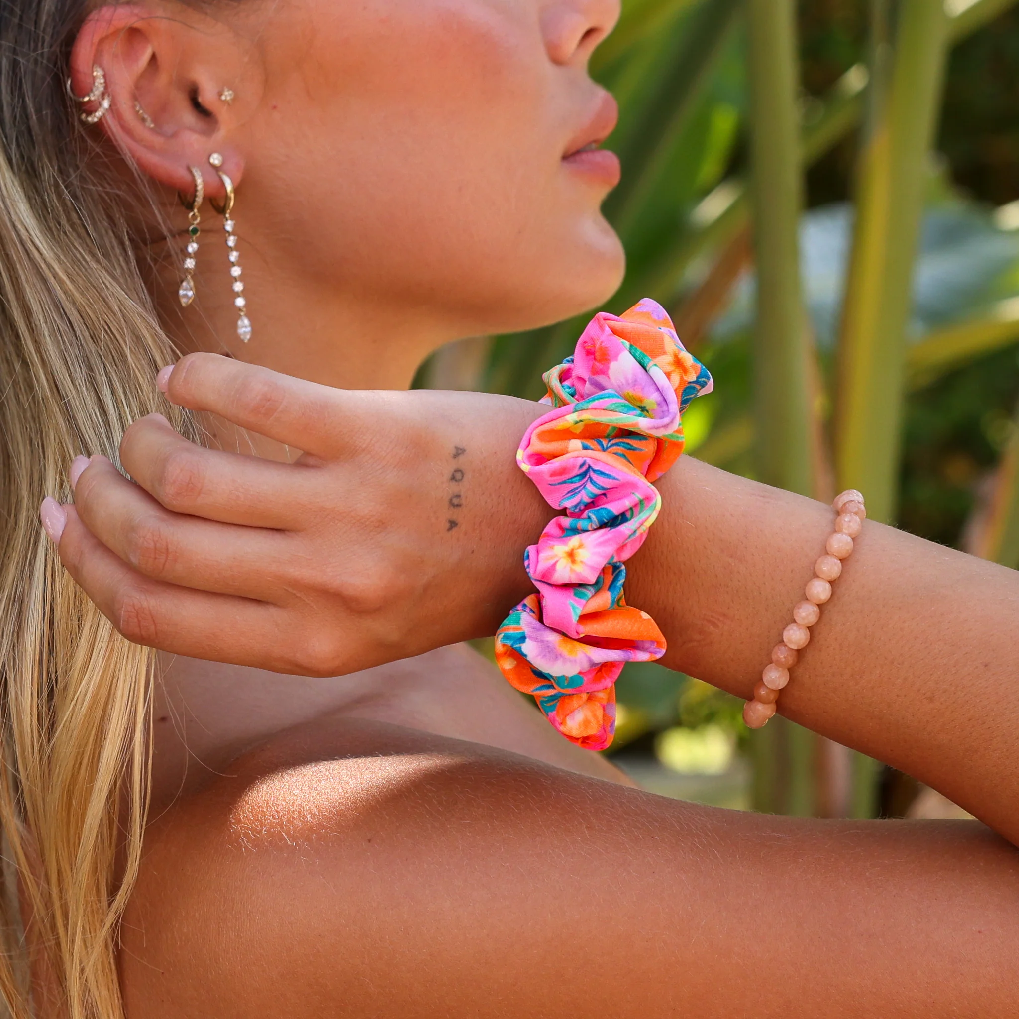 4068-scrunchie-summer-glow-4.webp Scrunchie - Summer Glow